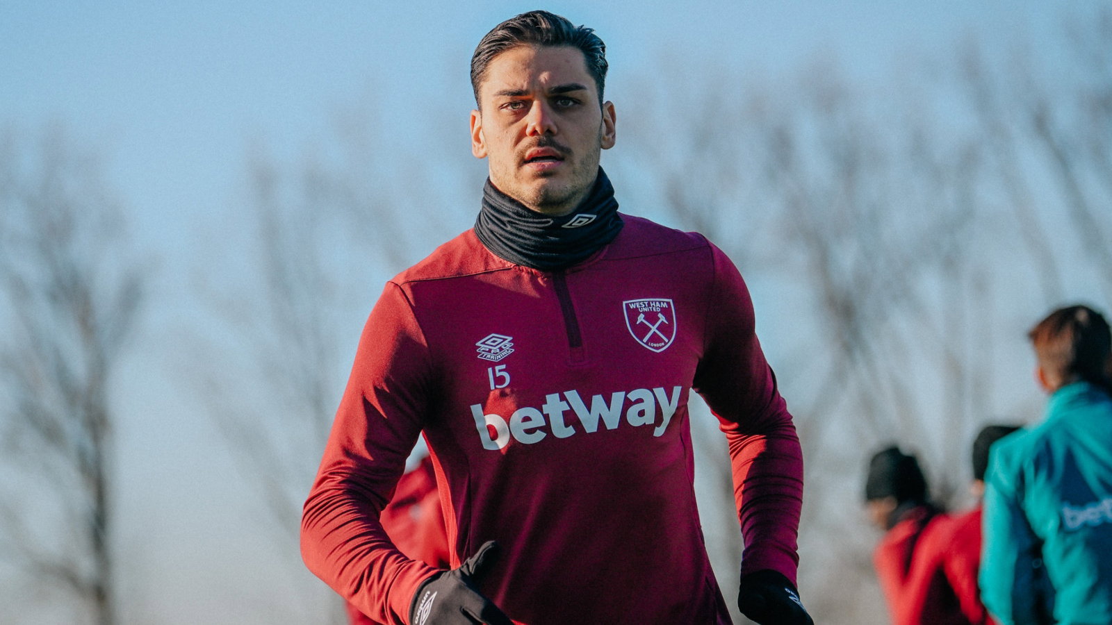 Khả năng không chiến tuyệt đỉnh giúp Konstantinos Mavropanos trở thành chốt chặn vững chắc trong hàng phòng ngự đội bóng